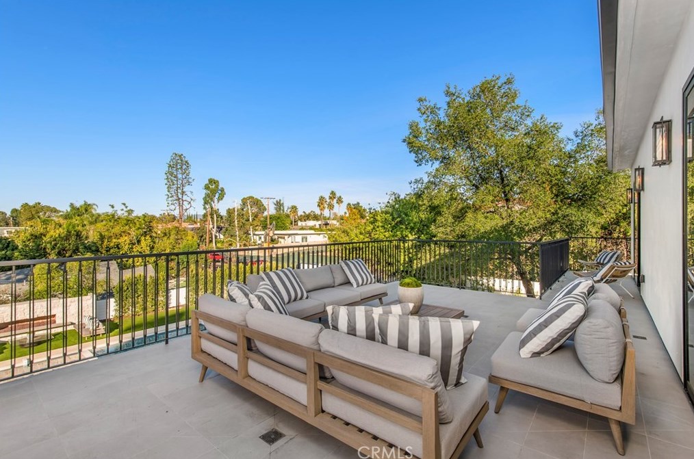 5015 Otis Ave, Los Angeles CA  91356-4210 exterior