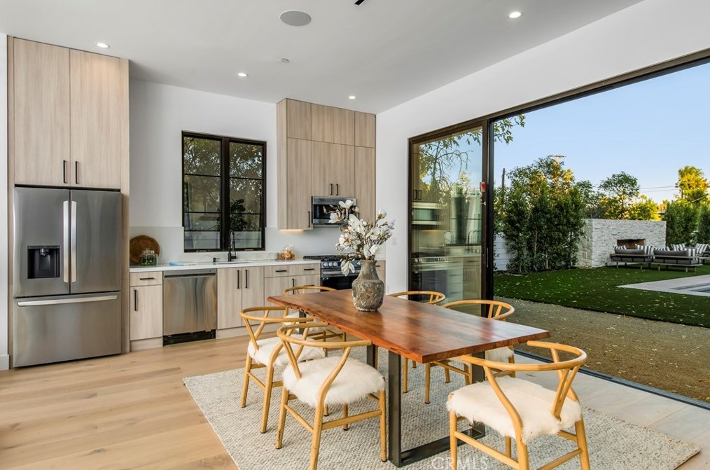5015 Otis Ave, Los Angeles CA  91356-4210 exterior