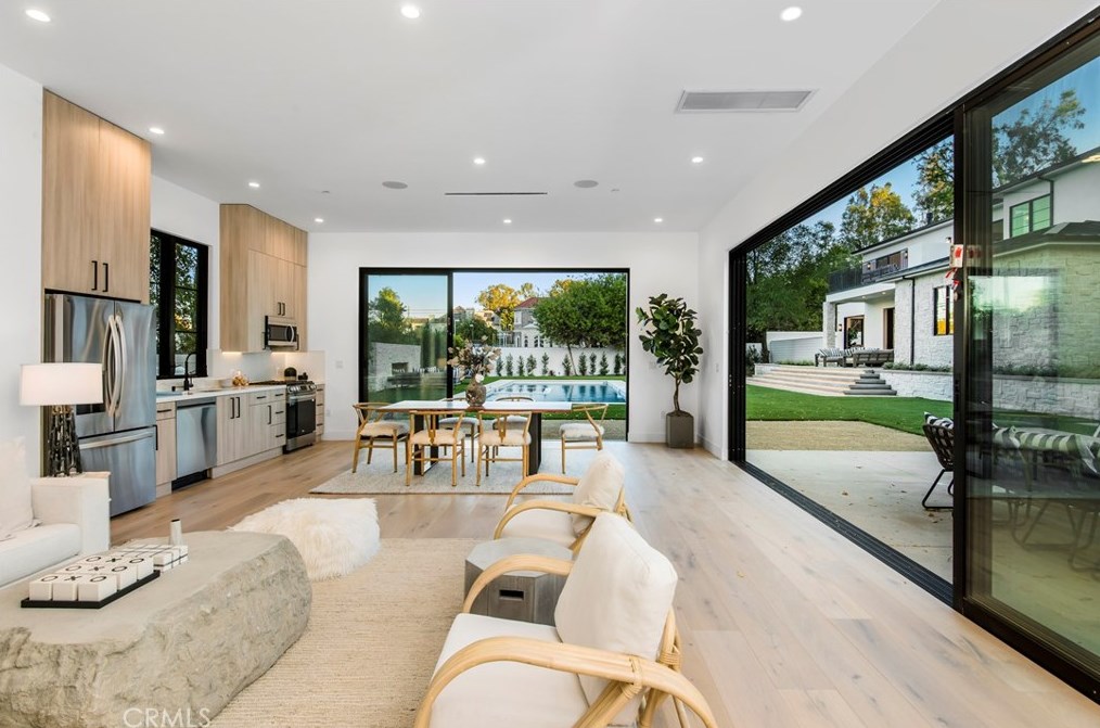 5015 Otis Ave, Los Angeles CA  91356-4210 exterior