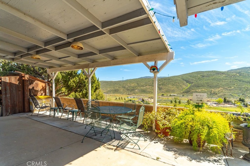 5605 Elizabeth Lake Rd, Palmdale CA  93551-7102 exterior