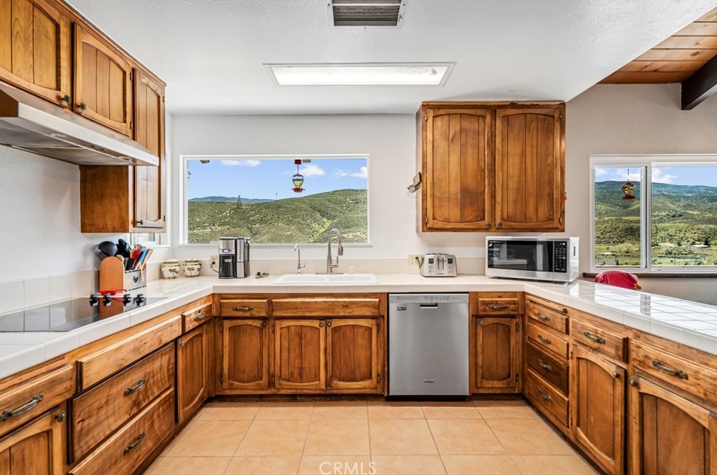 5605 Elizabeth Lake Rd, Palmdale CA  93551-7102 exterior