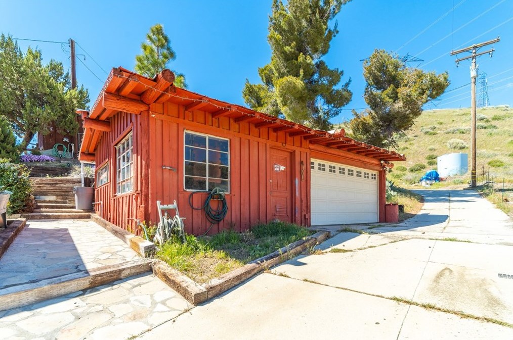 5605 Elizabeth Lake Rd, Palmdale CA  93551-7102 exterior