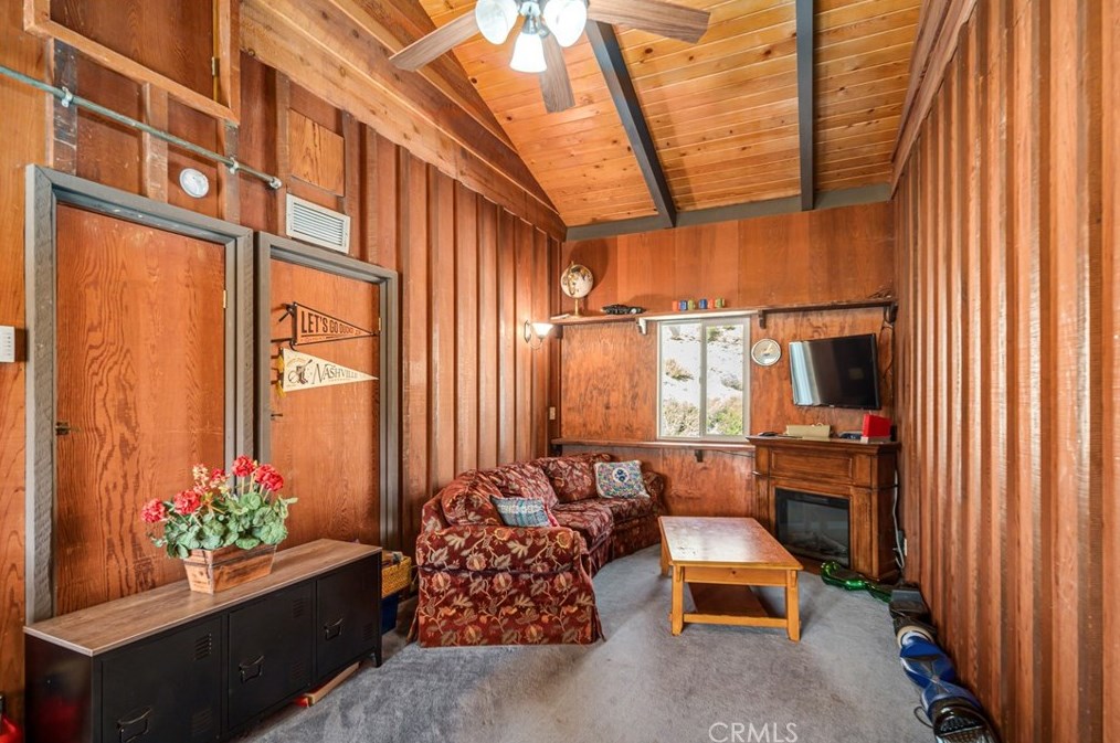 5605 Elizabeth Lake Rd, Palmdale CA  93551-7102 exterior