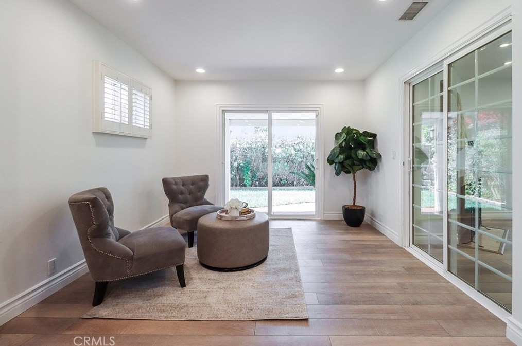 5400 Garden Grove Ave, Los Angeles CA  91356-3606 exterior