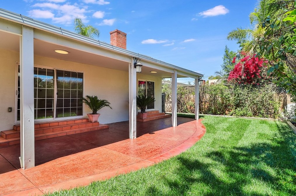 5400 Garden Grove Ave, Los Angeles CA  91356-3606 exterior