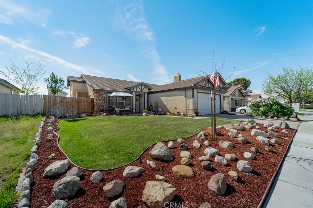 44949 Gloriosa Ln, Lancaster, CA 93535-1737
