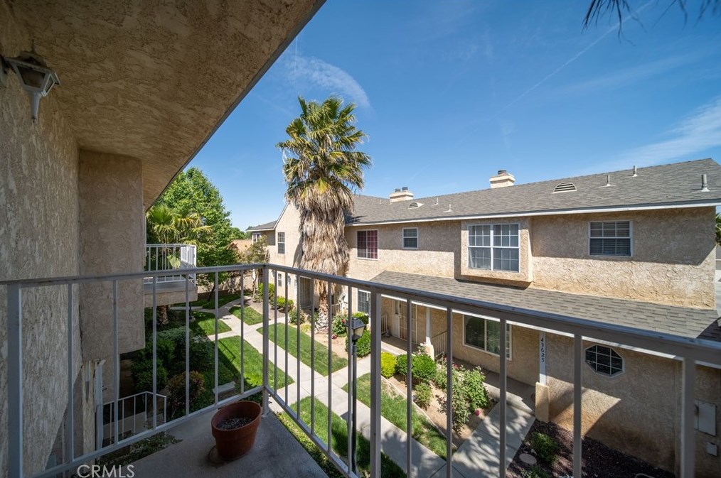 43611 Park Ave, Lancaster CA  93534-5075 exterior