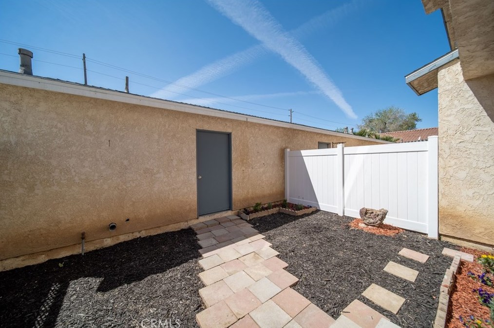 43611 Park Ave, Lancaster CA  93534-5075 exterior