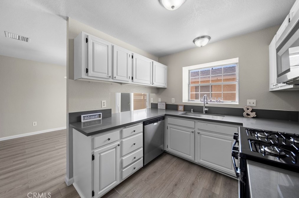 43611 Park Ave, Lancaster CA  93534-5075 exterior