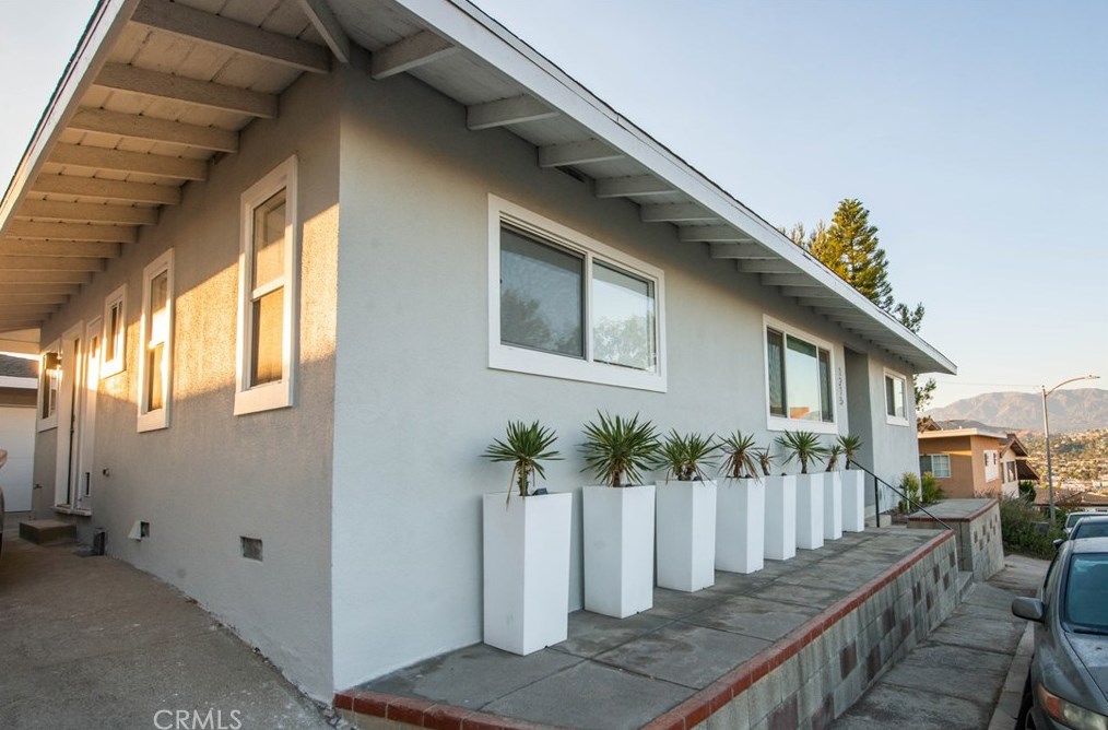 1215 Vis Superba, Glendale CA 91205 exterior