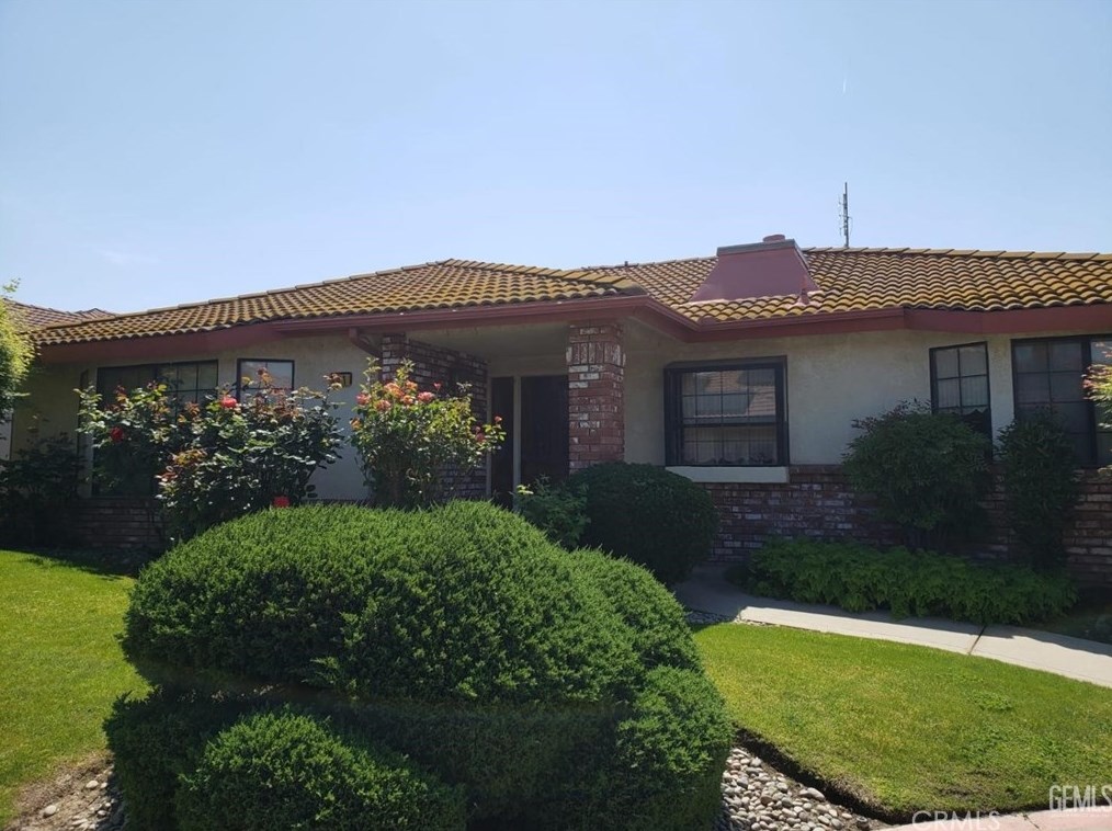 841 Goshen Ave, Fresno, CA 93720-2549
