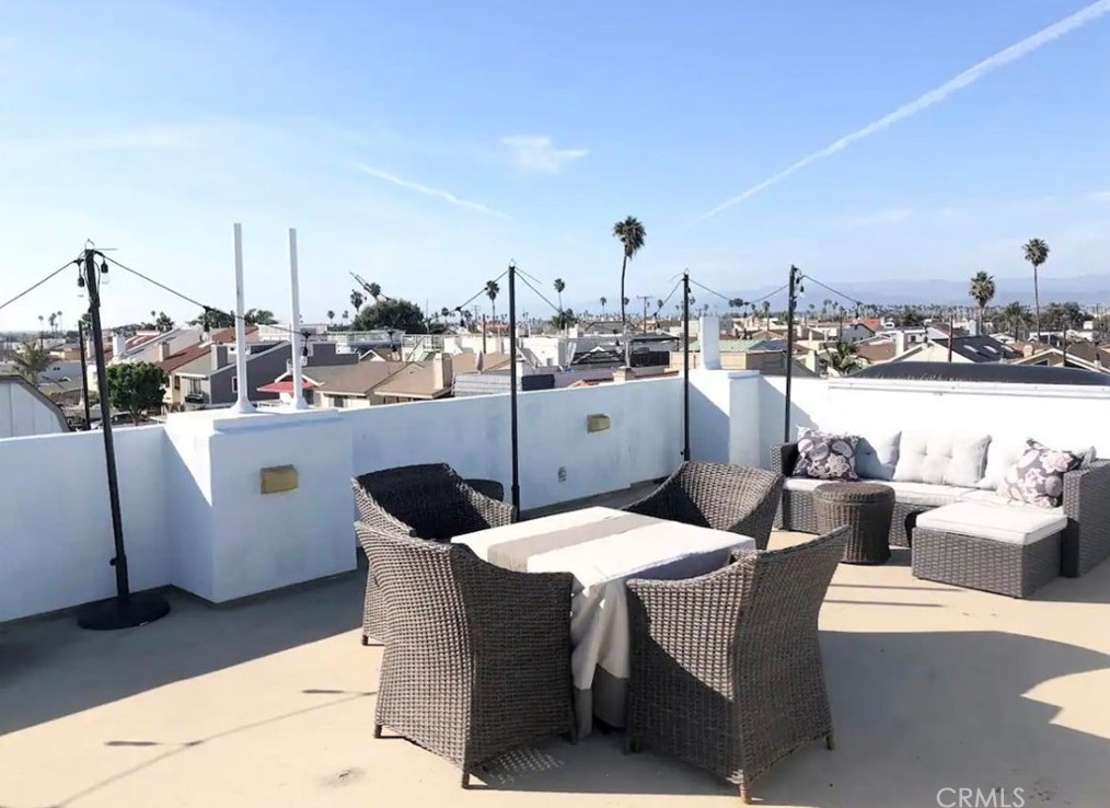 320 Rossmore Dr, Oxnard CA  93035-4465 exterior