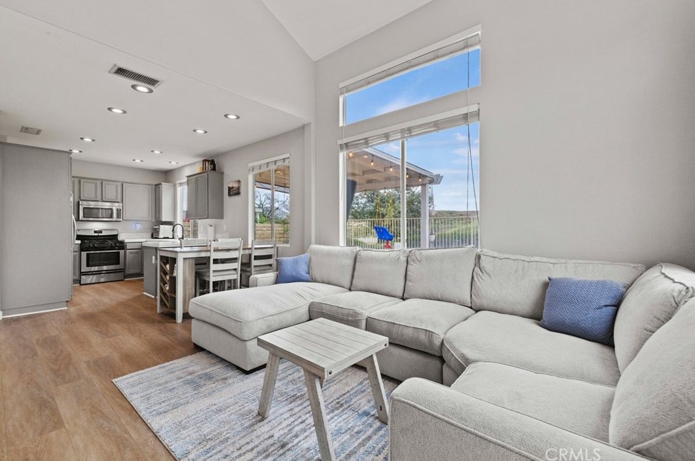 28482 Mayfair Dr, Santa Clarita CA  91354-1519 exterior