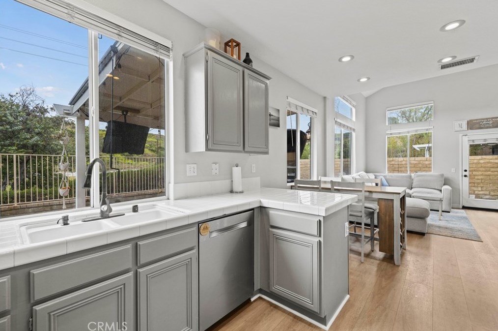 28482 Mayfair Dr, Santa Clarita CA  91354-1519 exterior