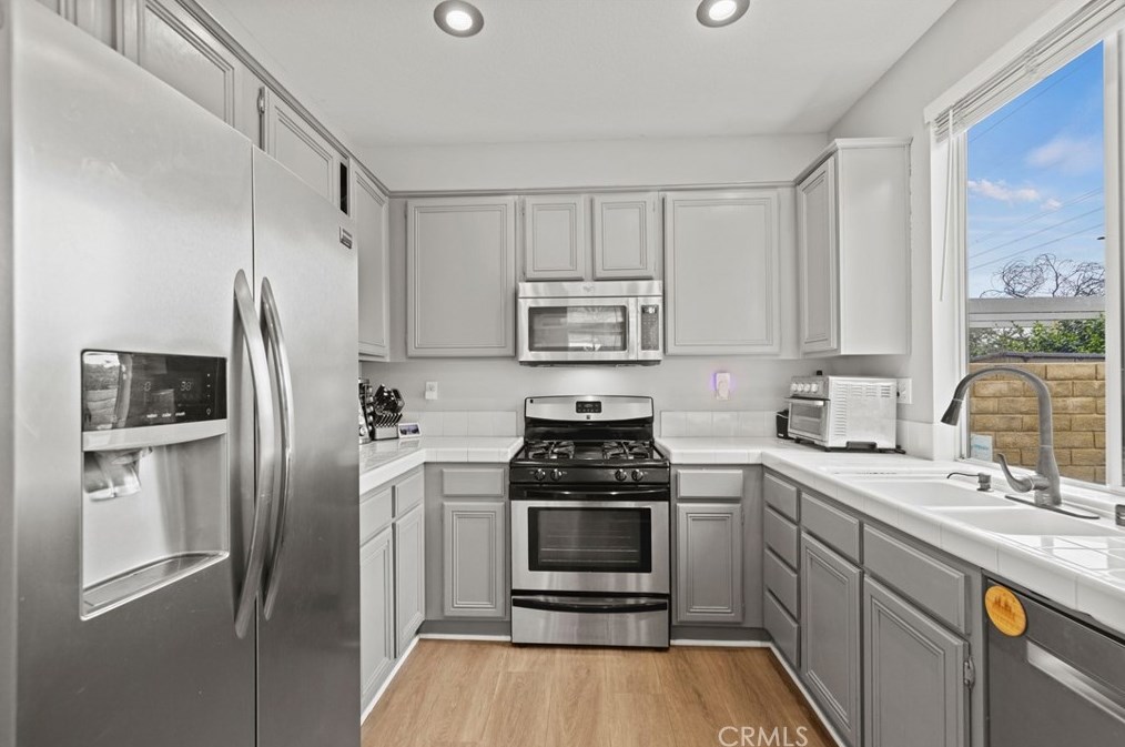 28482 Mayfair Dr, Santa Clarita CA  91354-1519 exterior