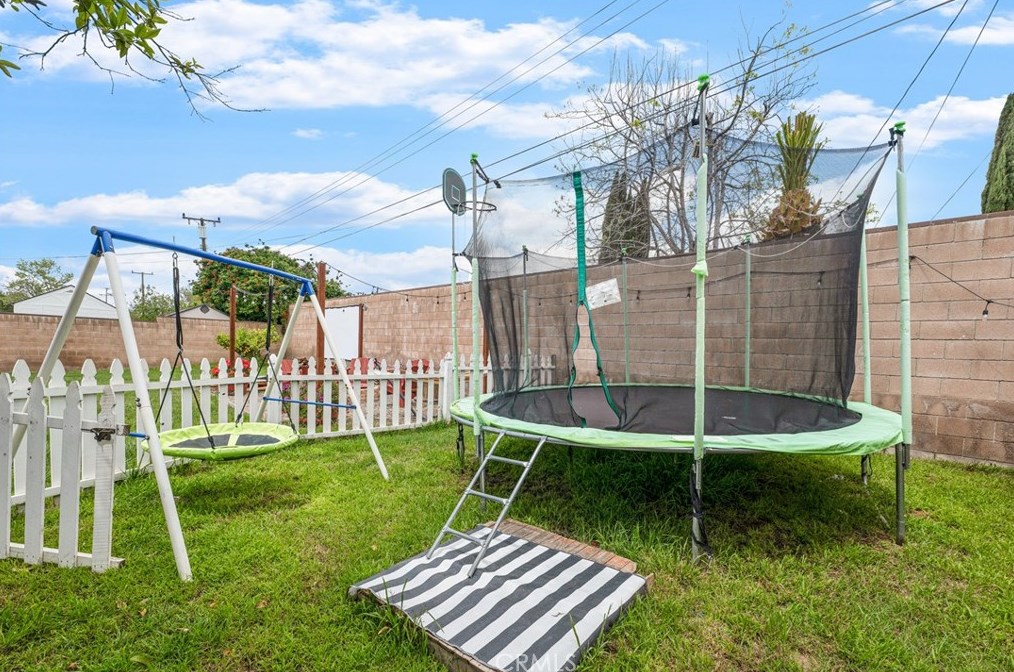 4275 Eileen St, Simi Valley CA  93063-2918 exterior