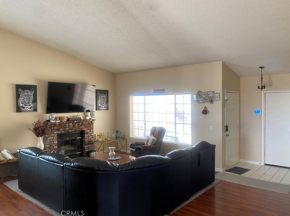 2869 La Vida Dr, Lancaster CA  93535-5873 exterior