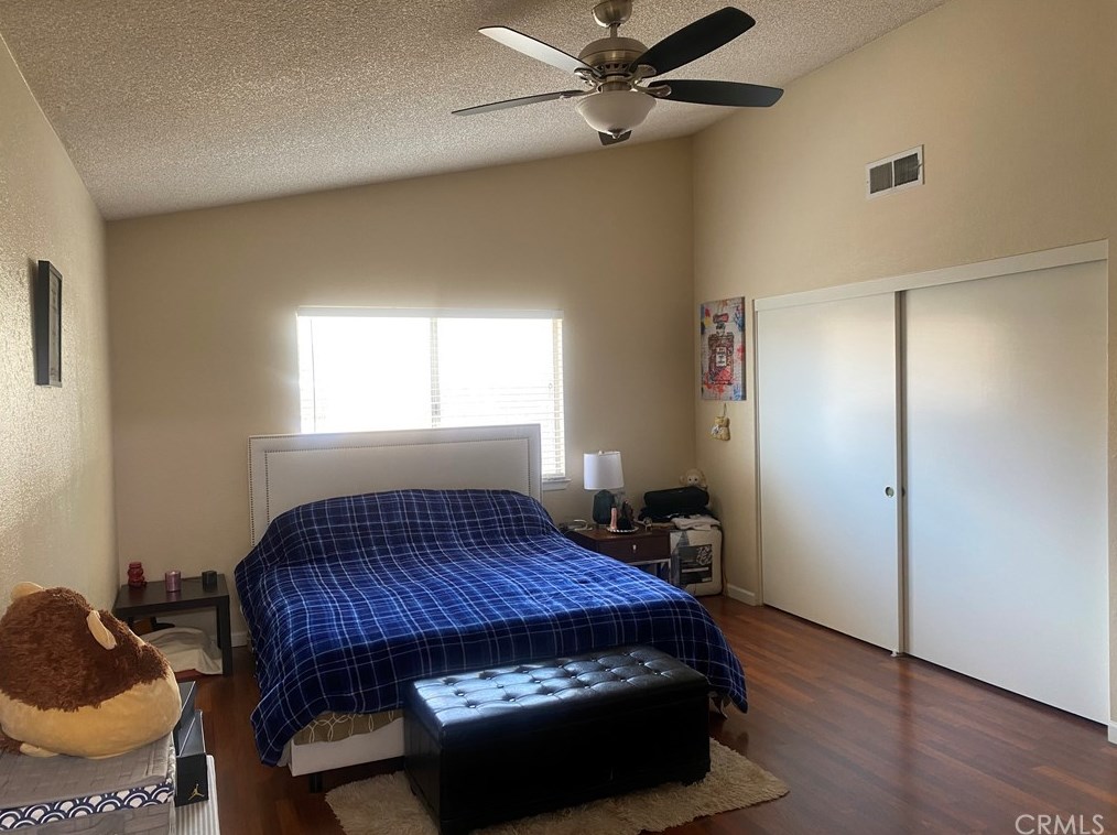 2869 La Vida Dr, Lancaster CA  93535-5873 exterior