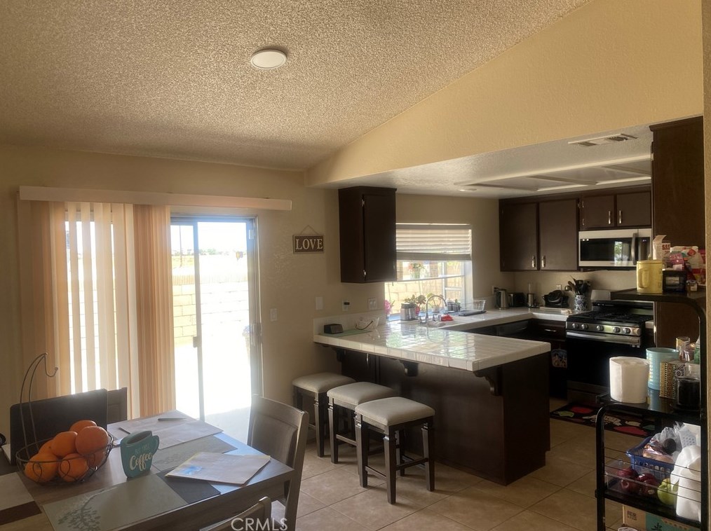 2869 La Vida Dr, Lancaster, CA 93535
