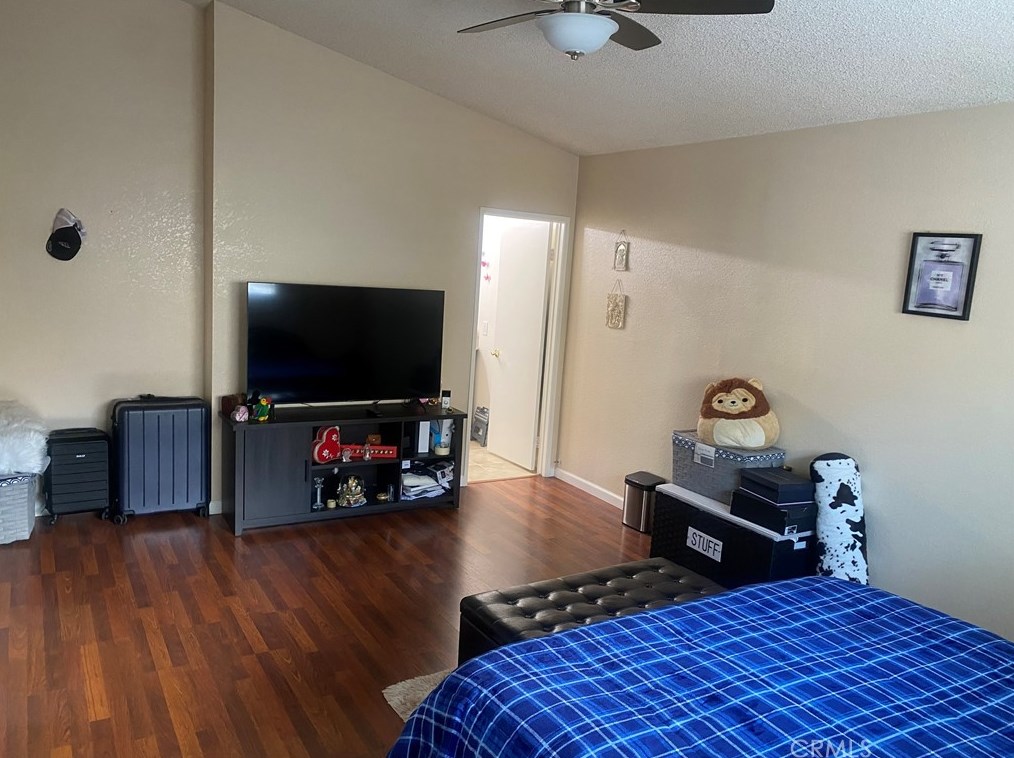 2869 La Vida Dr, Lancaster CA  93535-5873 exterior