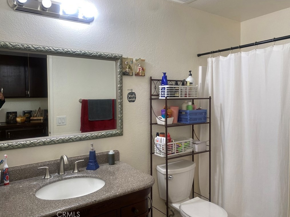 2869 La Vida Dr, Lancaster CA  93535-5873 exterior