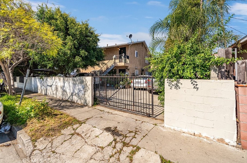 411 111th St, Los Angeles CA  90061-3054 exterior
