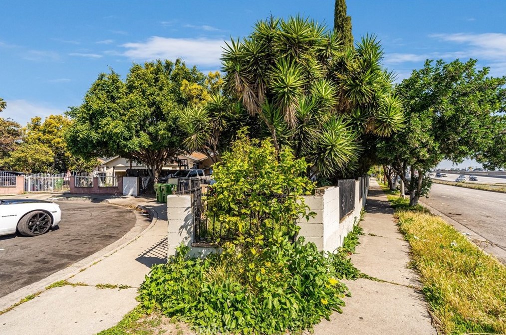 411 111th St, Los Angeles CA  90061-3054 exterior