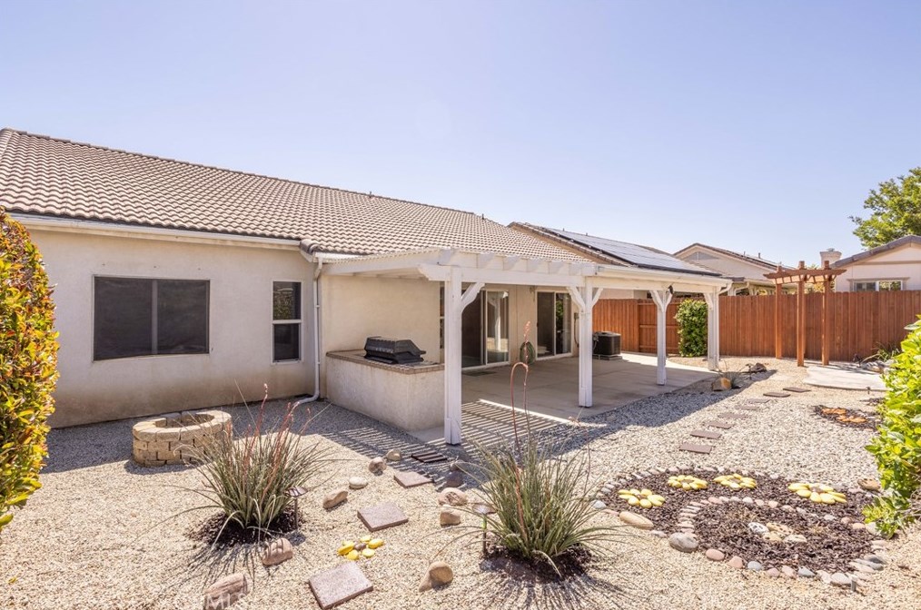 45757 Knightsbridge St, Lancaster CA 93534-5198 exterior