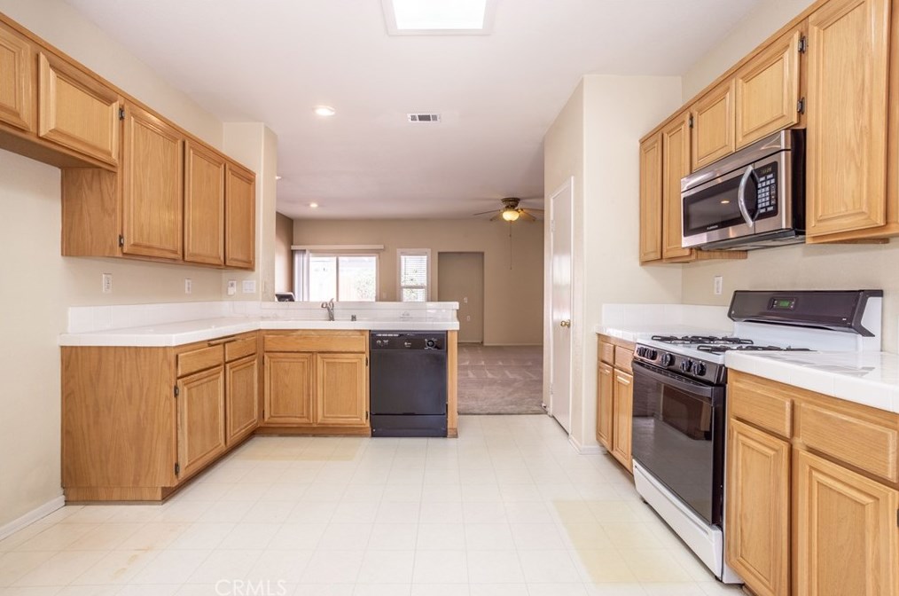 45757 Knightsbridge St, Lancaster CA 93534-5198 exterior