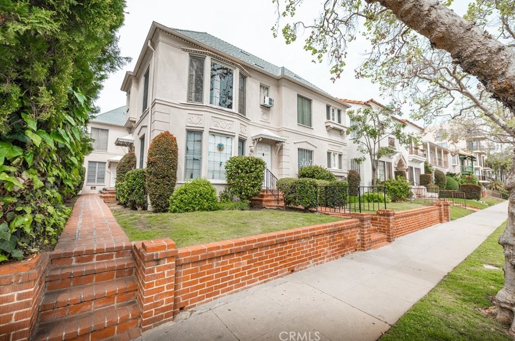 141 Canon Dr, Beverly Hills, CA 90210-5324