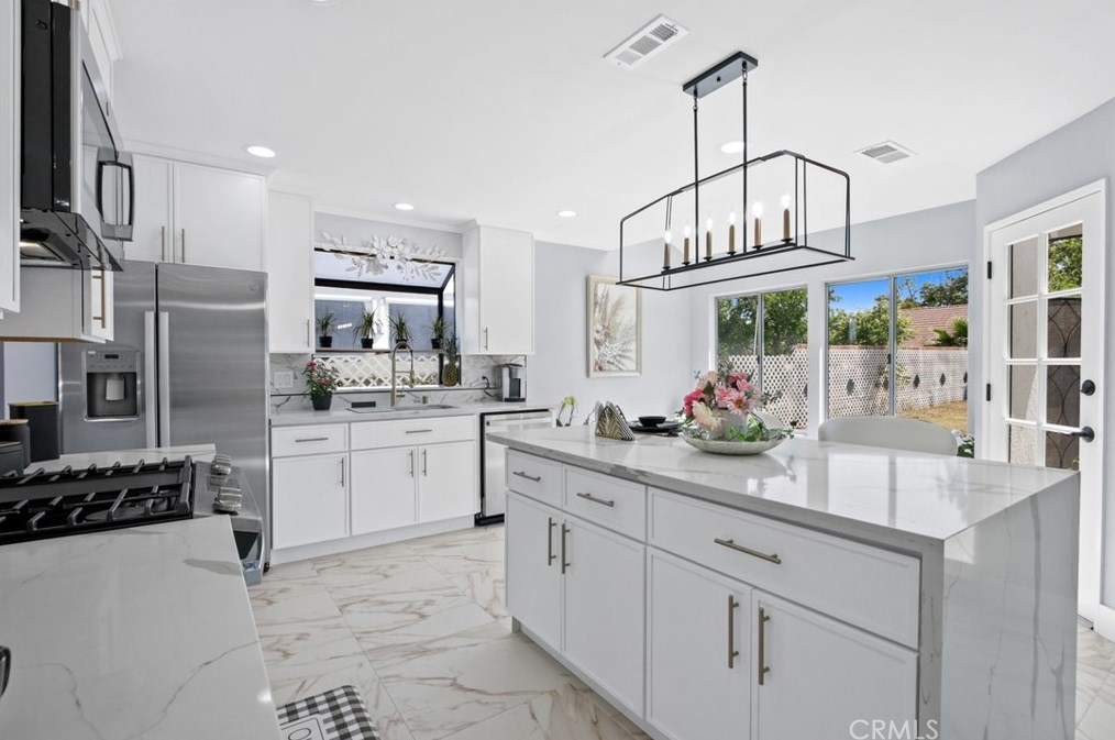 37472 Yorkshire Dr, Palmdale CA  93550-6239 exterior