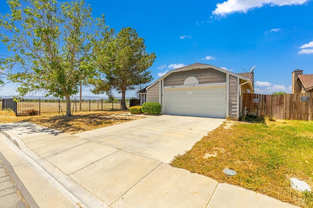 45911 Primrose Dr, Lancaster, CA 93534-1574