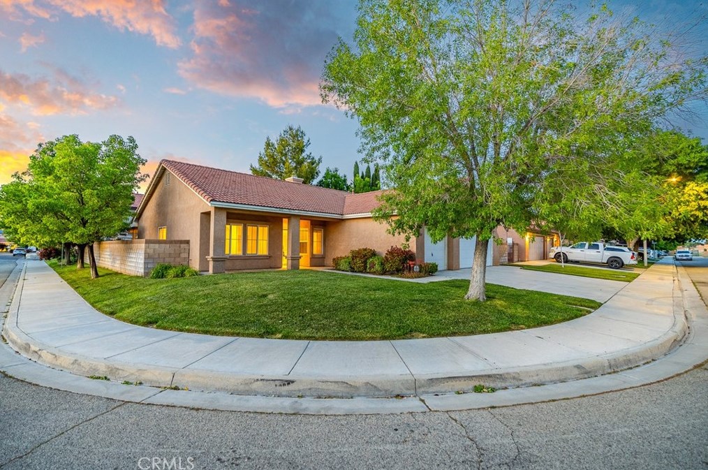 2825 Chaplin Dr, Lancaster, CA 93536