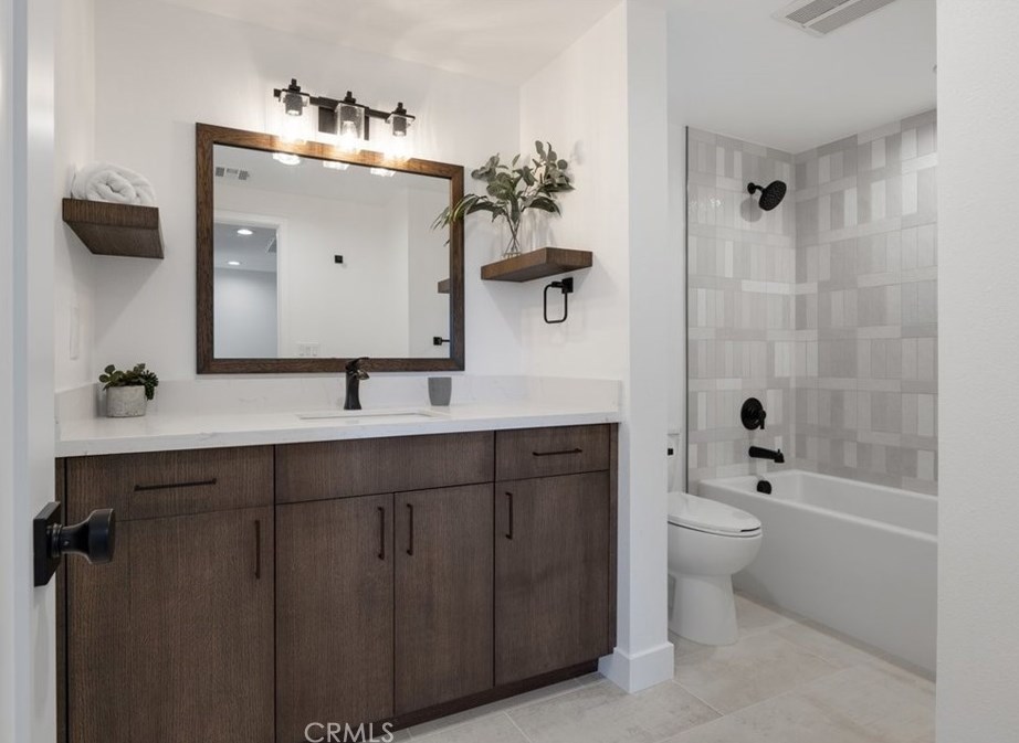 2118 Sapra St, Thousand Oaks CA 91362-2033 exterior