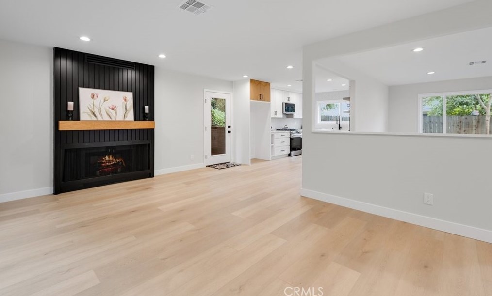 2118 Sapra St, Thousand Oaks CA 91362-2033 exterior