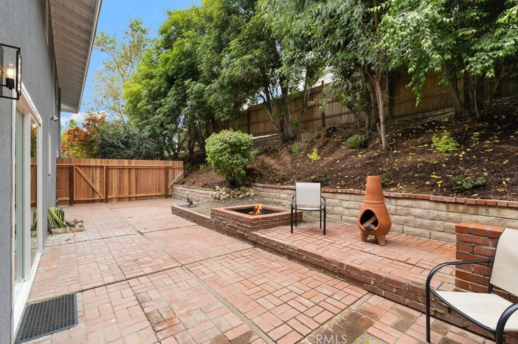 2118 Sapra St, Thousand Oaks CA 91362-2033 exterior