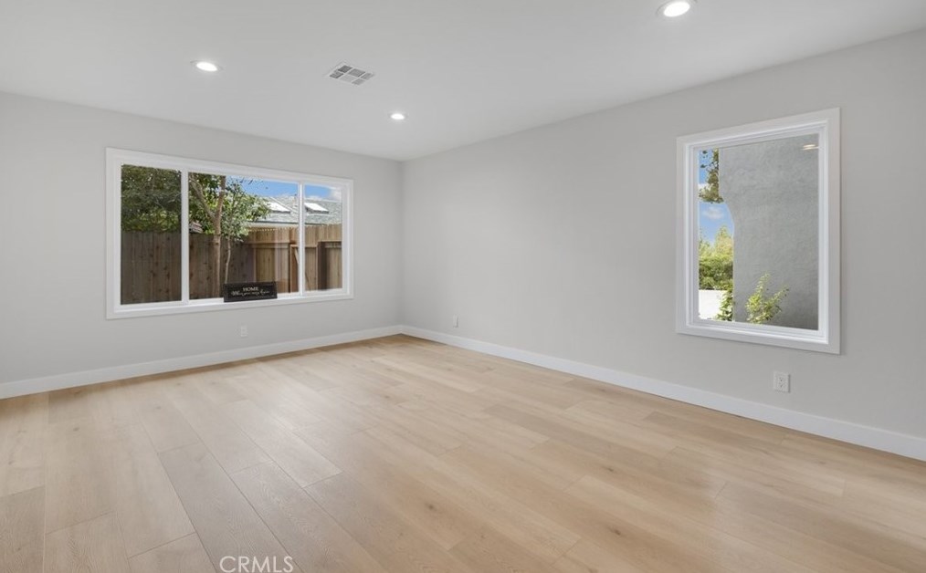 2118 Sapra St, Thousand Oaks CA 91362-2033 exterior