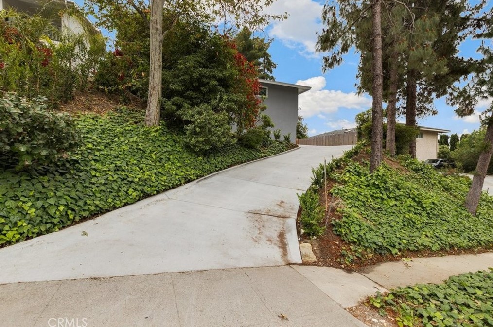 2118 Sapra St, Thousand Oaks CA 91362-2033 exterior