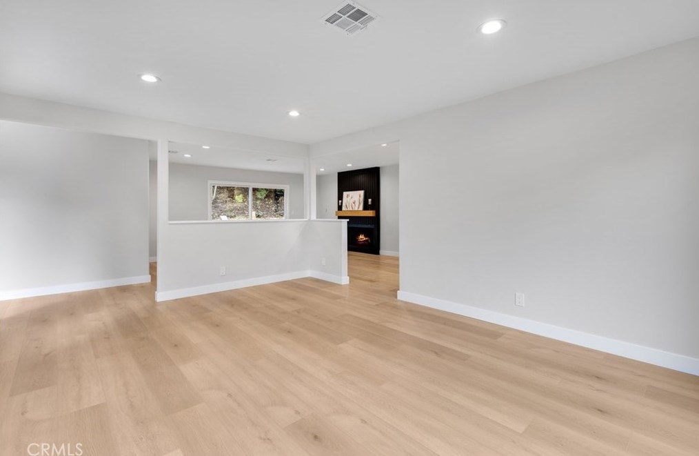 2118 Sapra St, Thousand Oaks CA 91362-2033 exterior