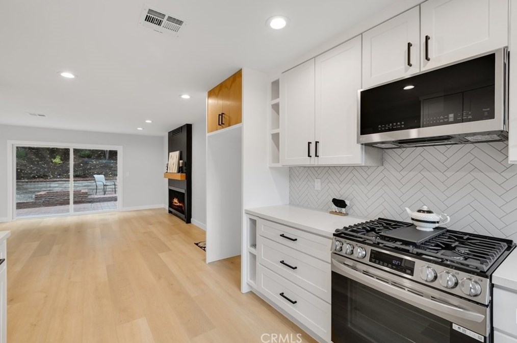 2118 Sapra St, Thousand Oaks CA 91362-2033 exterior