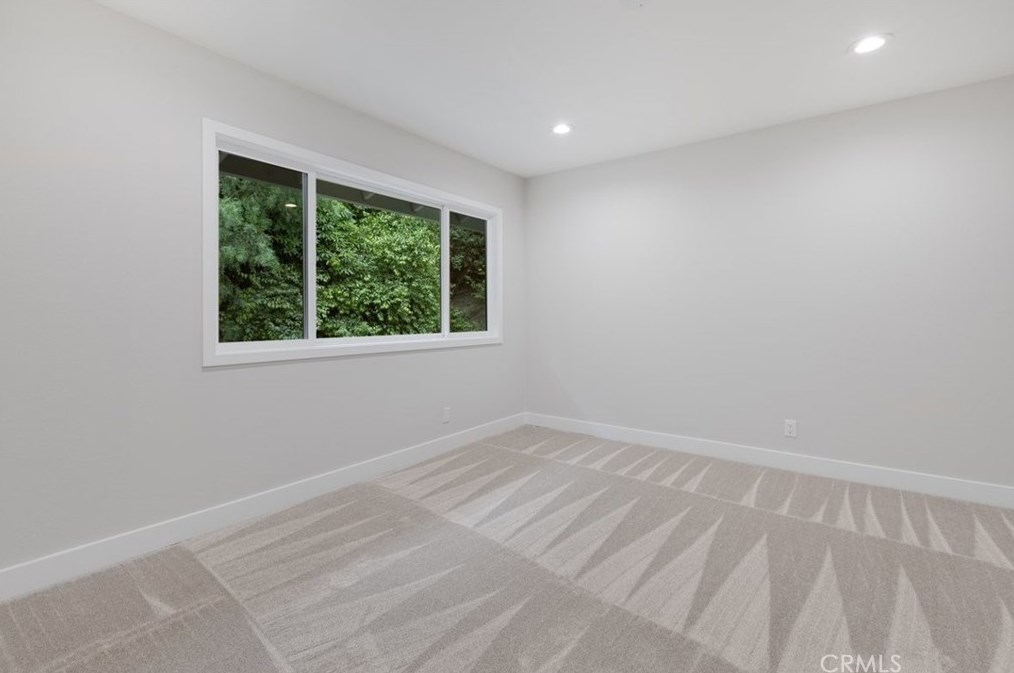 2118 Sapra St, Thousand Oaks CA 91362-2033 exterior