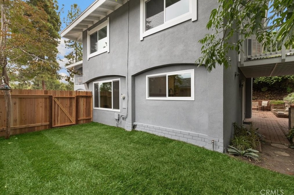 2118 Sapra St, Thousand Oaks CA 91362-2033 exterior