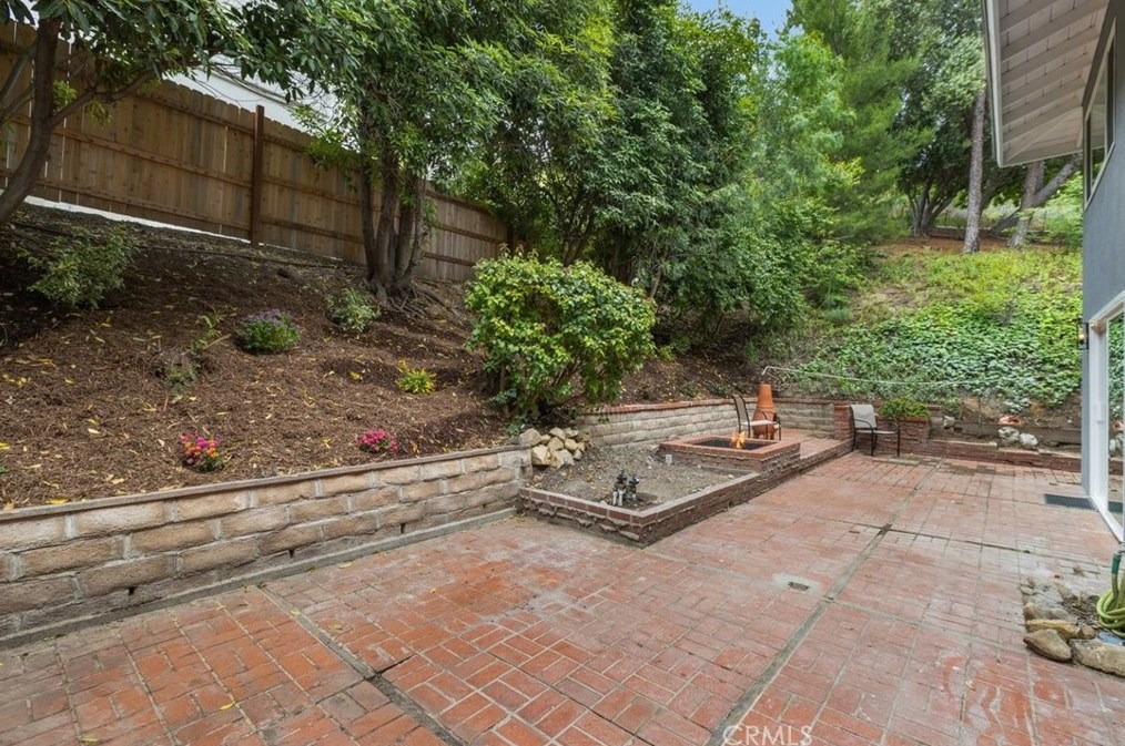 2118 Sapra St, Thousand Oaks CA 91362-2033 exterior