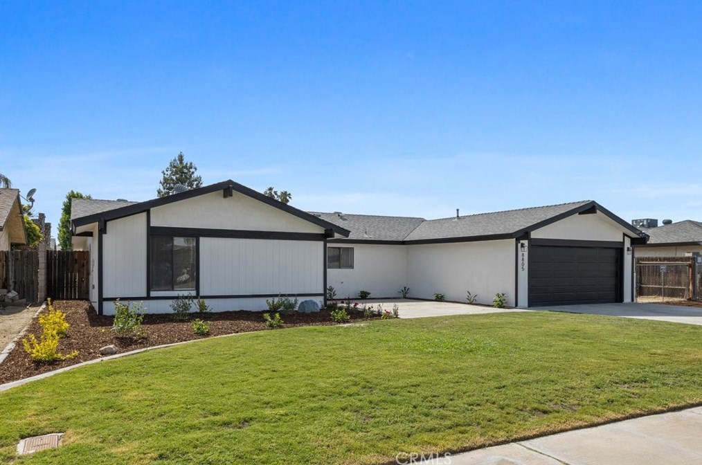 8805 Clydesdale St, Bakersfield, CA 93307-5903