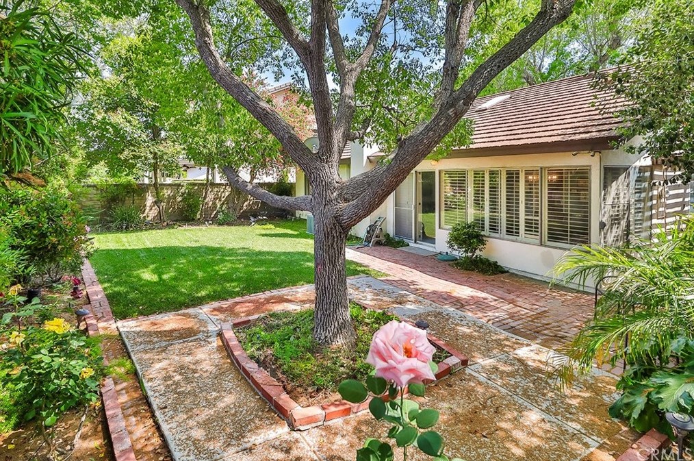 25252 Avenida Rotella, Santa Clarita CA  91355-3003 exterior