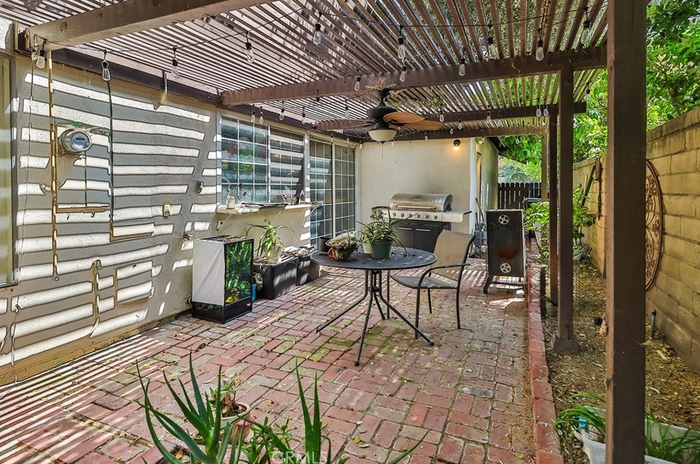 25252 Avenida Rotella, Santa Clarita CA  91355-3003 exterior