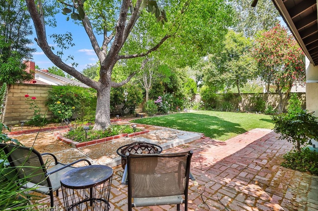 25252 Avenida Rotella, Santa Clarita CA  91355-3003 exterior