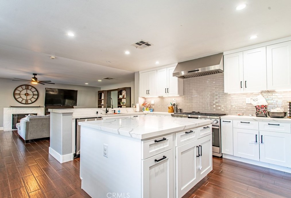 32480 The Old Rd, Santa Clarita CA  91384-3055 exterior