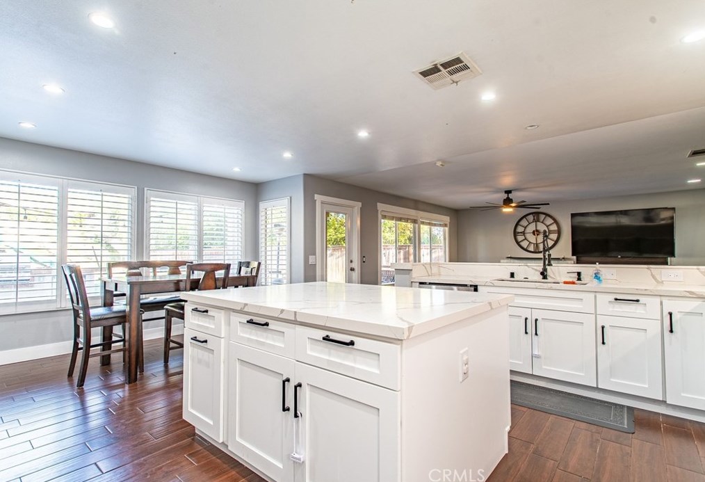 32480 The Old Rd, Santa Clarita CA  91384-3055 exterior