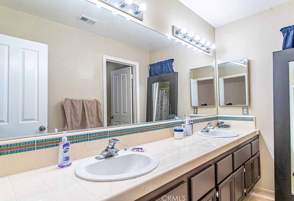 32480 The Old Rd, Santa Clarita CA  91384-3055 exterior